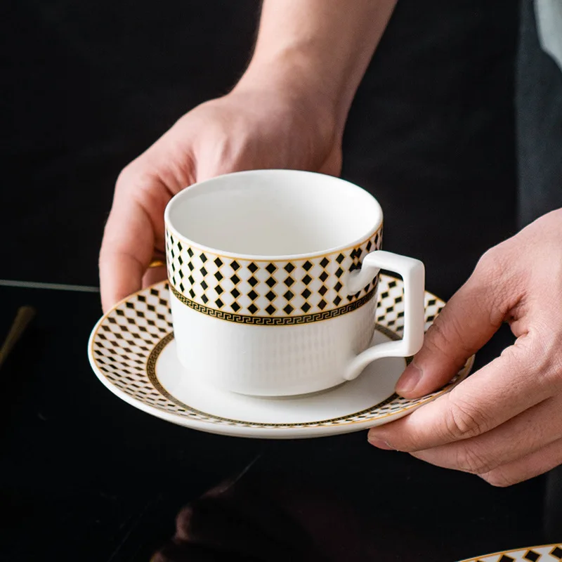 Золотая посуда, роскошный набор костяного фарфора с фарфоровыми тарелками с золотой оправой, свадебная посуда в скандинавском стиле для использования в отеле