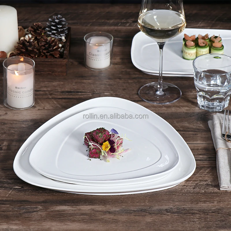 Производитель Chaozhou продает набор посуды премиум-класса, высококачественную белую треугольную керамическую обеденную тарелку