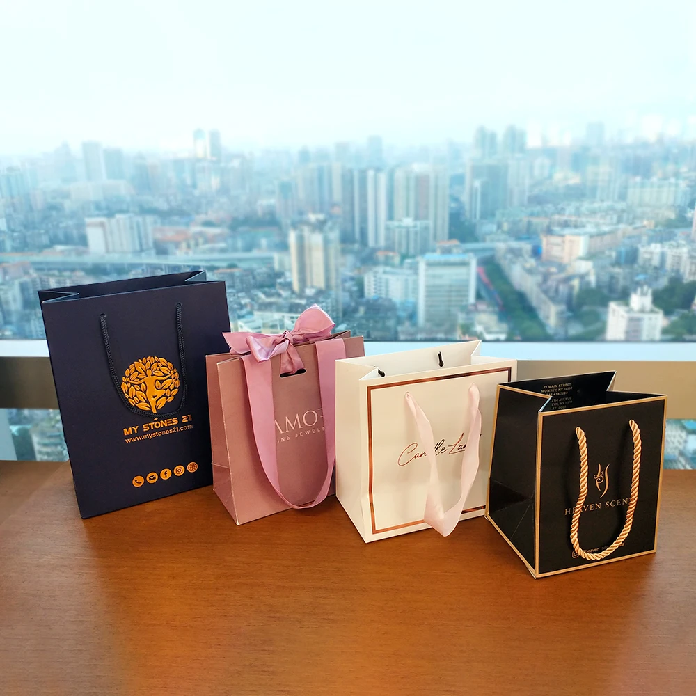 Оптовая продажа, белая рекламная роскошная одежда, розничная подарочная сумка для покупок с ручкой, черный бумажный пакет для ювелирных изделий на заказ с принтом логотипа