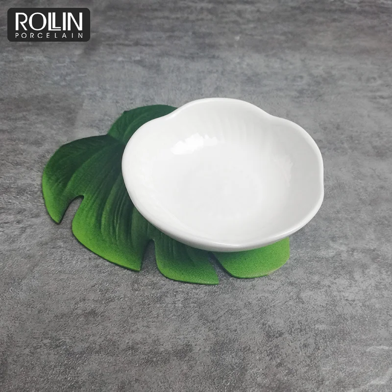 Столовая посуда для чая и чая из белого фарфора, сервирующая десертное блюдо в форме цветка сливы