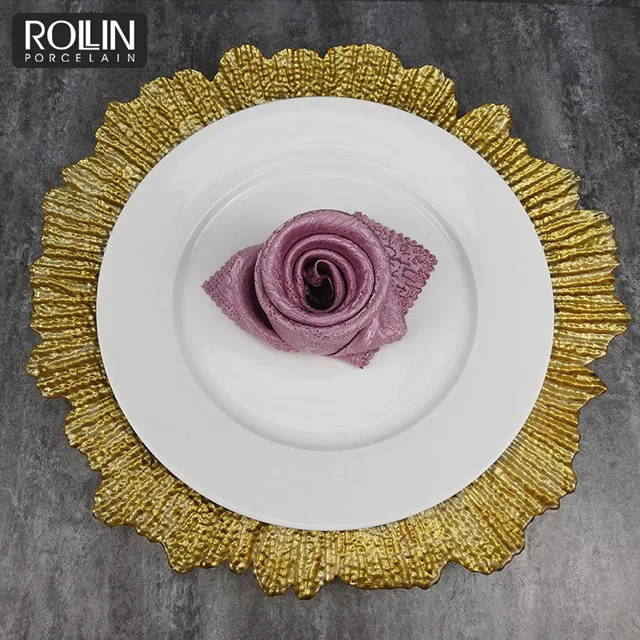 Свадебный банкет, украшение стола в ресторане, золотой заряд под тарелкой