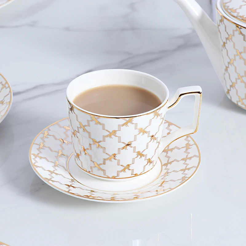 Тарелка из костяного фарфора, золотая посуда, изысканное блюдо и тарелка из костяного фарфора, роскошные обеденные тарелки из костяного фарфора для ресторана