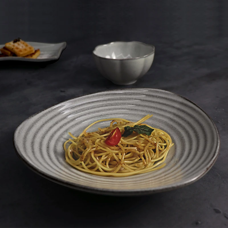 Высококачественная керамическая тарелка в скандинавском стиле, глазурованная глянцевая треугольная серая посуда, деревенская ресторанная посуда, сервировочные тарелки