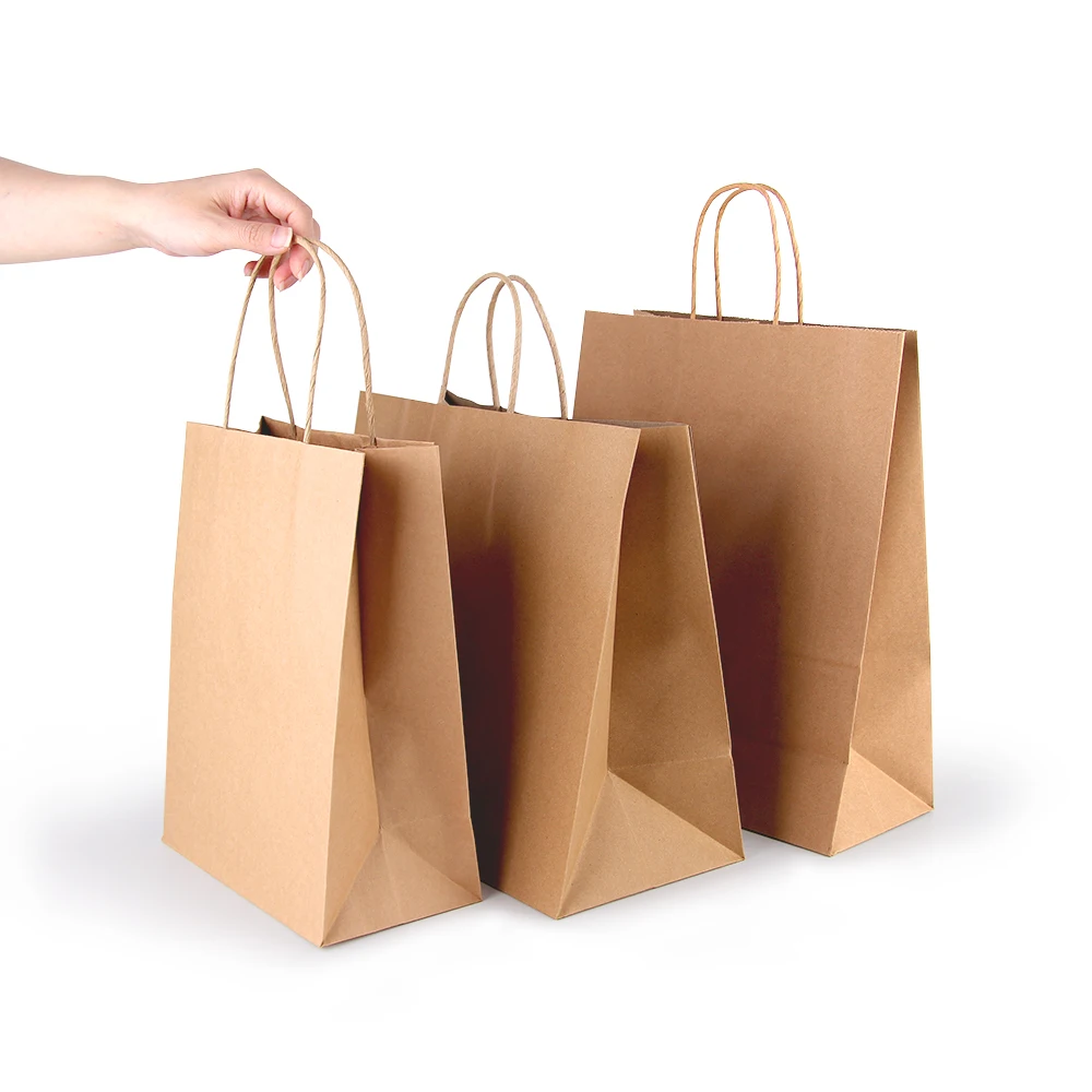 Бело-коричневая сумка для покупок с переплетенной ручкой из крафт-бумаги и напечатанным логотипом