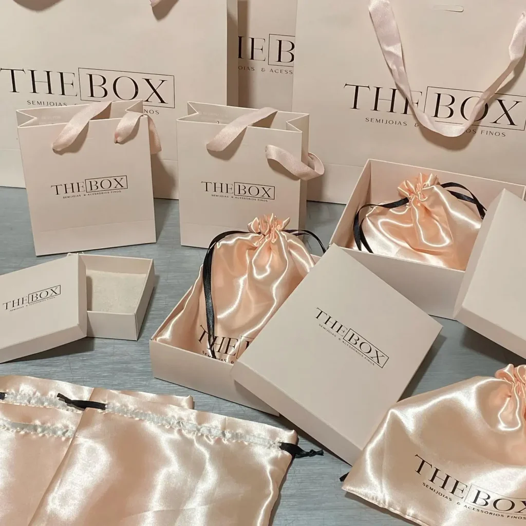 Роскошная упаковка для покупок в бутике с ленточной ручкой, индивидуальные печатные подарочные пакеты из евробумаги с логотипом