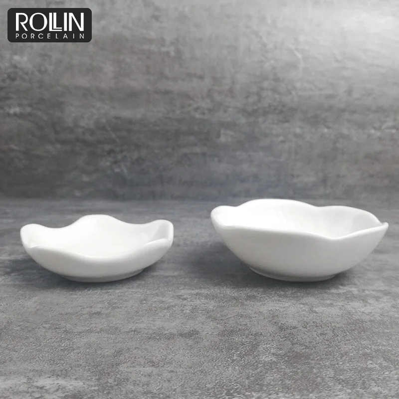 Столовая посуда для чая и чая из белого фарфора, сервирующая десертное блюдо в форме цветка сливы