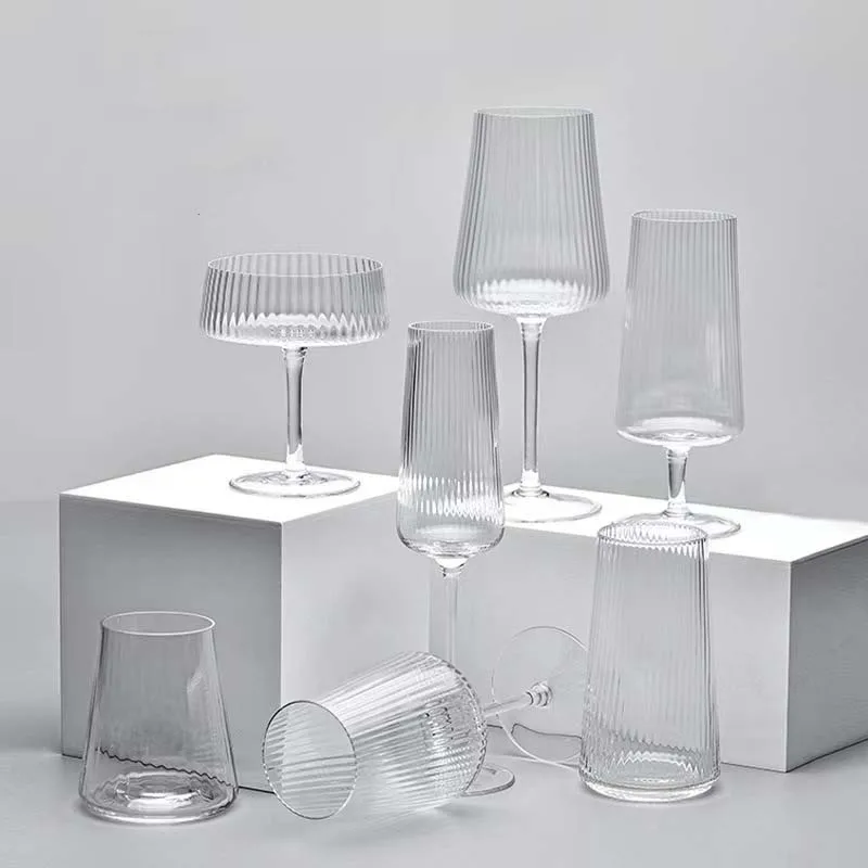 Бессвинцовая классическая ребристая стеклянная посуда для коктейлей Мартини Уникальные бокалы для вечеринок с вином Настраиваемый логотип