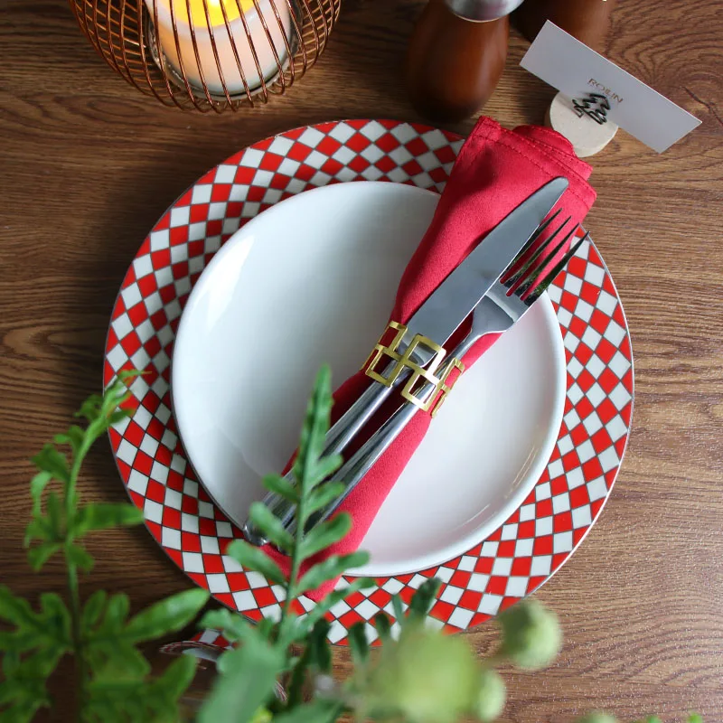 Оптовая продажа столовая посуда с зеленой золотой оправой керамическая рождественская посуда красная клетчатая зарядная тарелка события керамическая зарядная тарелка