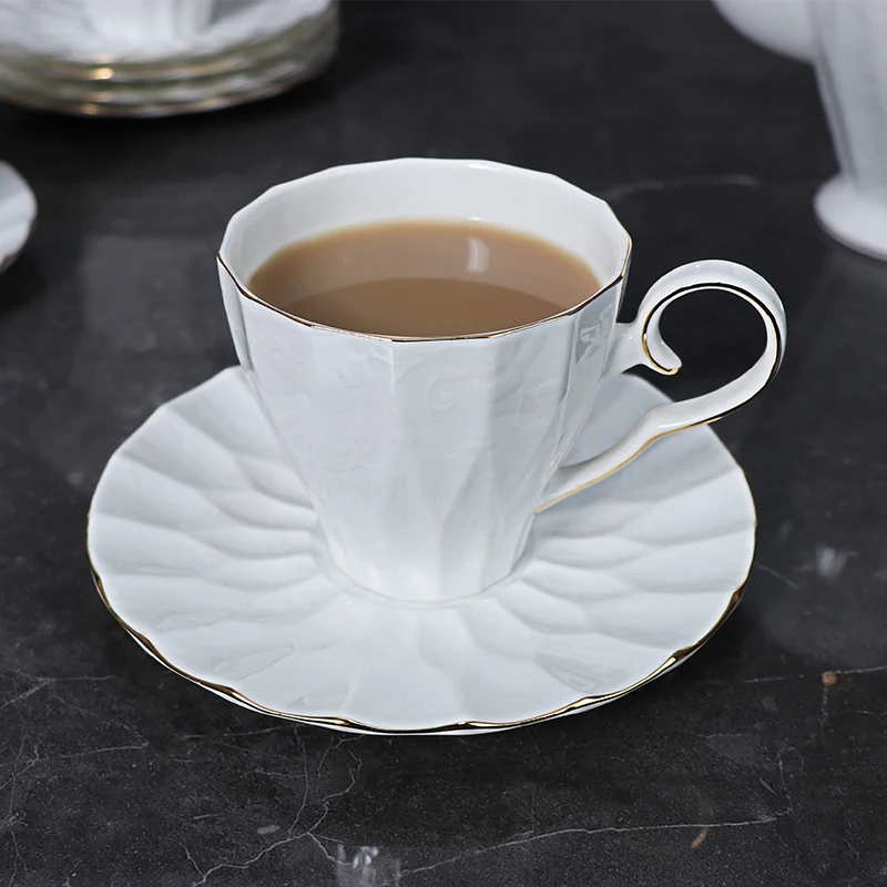 Кофейный сервиз из костяного фарфора Чайный сервиз из костяного фарфора Золотая наклейка Чайные чашки с блюдцами Высококачественная роскошь