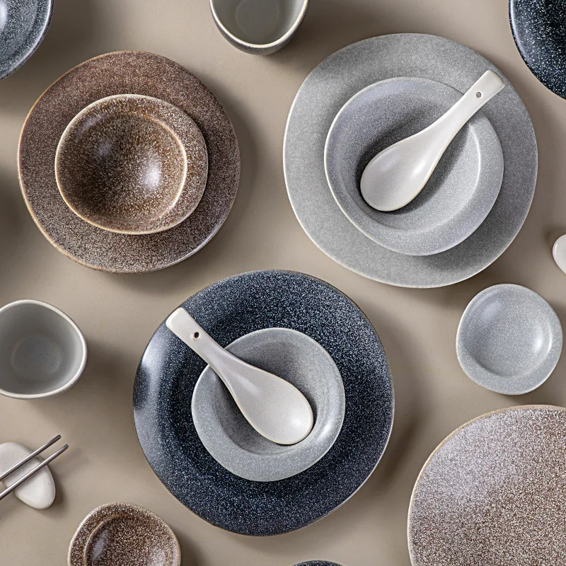 Глянцевые керамогранитные тарелки и блюда с треугольными камнями серой цветной глазури в деревенском стиле