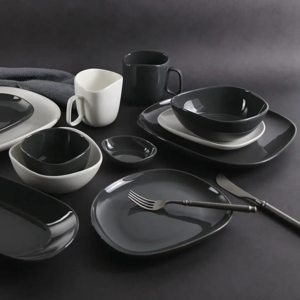 Горячие продажи Amazon, набор мисок и тарелок, кухонные тарелки на 2 человека для ресторана, черные роскошные фарфоровые тарелки, устойчивые к царапинам