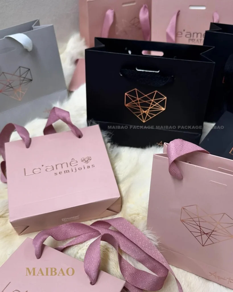 Роскошные белые бумажные пакеты с ручками. Маленький розовый подарок для покупок. Благодарственные пакеты для бутиков. Сумки для упаковки ювелирных изделий на заказ.