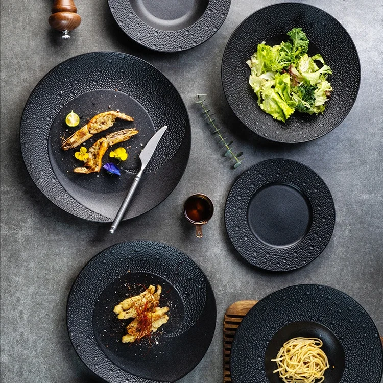 Посуда Блюда с черными тарелками Посуда с пунктирной текстурой Круглая керамическая тарелка, настраиваемая для свадебного банкета