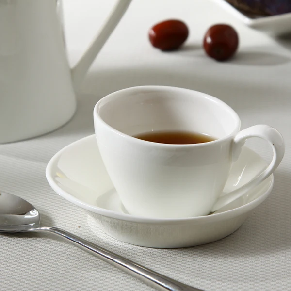 Принадлежности для кофе, чая и эспрессо. Кофейня, бывшая в употреблении чашка. Высококачественная кофейная чашка с блюдцем для кафе-ресторана.