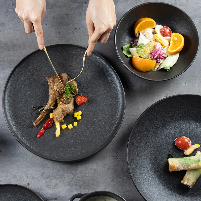 Оптовая продажа керамической посуды Брендовый ресторан Черные матовые обеденные тарелки Кейтеринг Черная тарелка Блюда для шведского стола