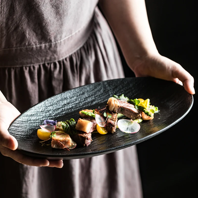 Изготовленная на заказ черная текстурированная фарфоровая круглая тарелка, высококачественная посуда для общественного питания