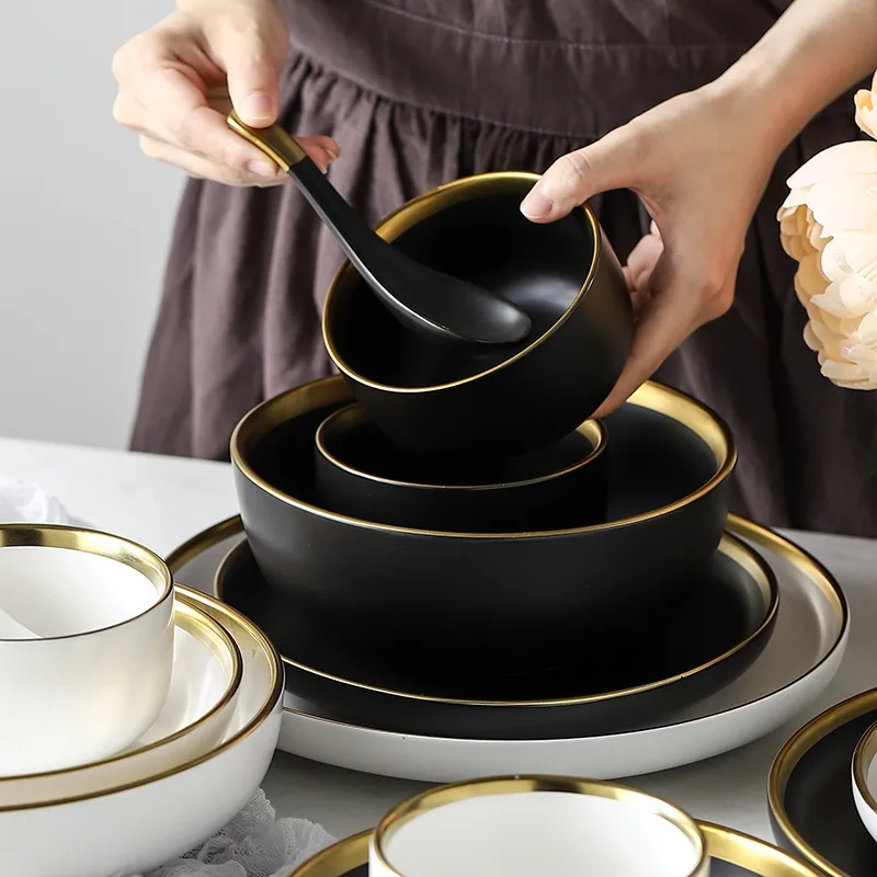 Оптовая продажа тонкого костяного фарфора, декоративный набор посуды для обеденного стола, зарядное устройство с золотой оправой, тарелки для свадьбы белого цвета