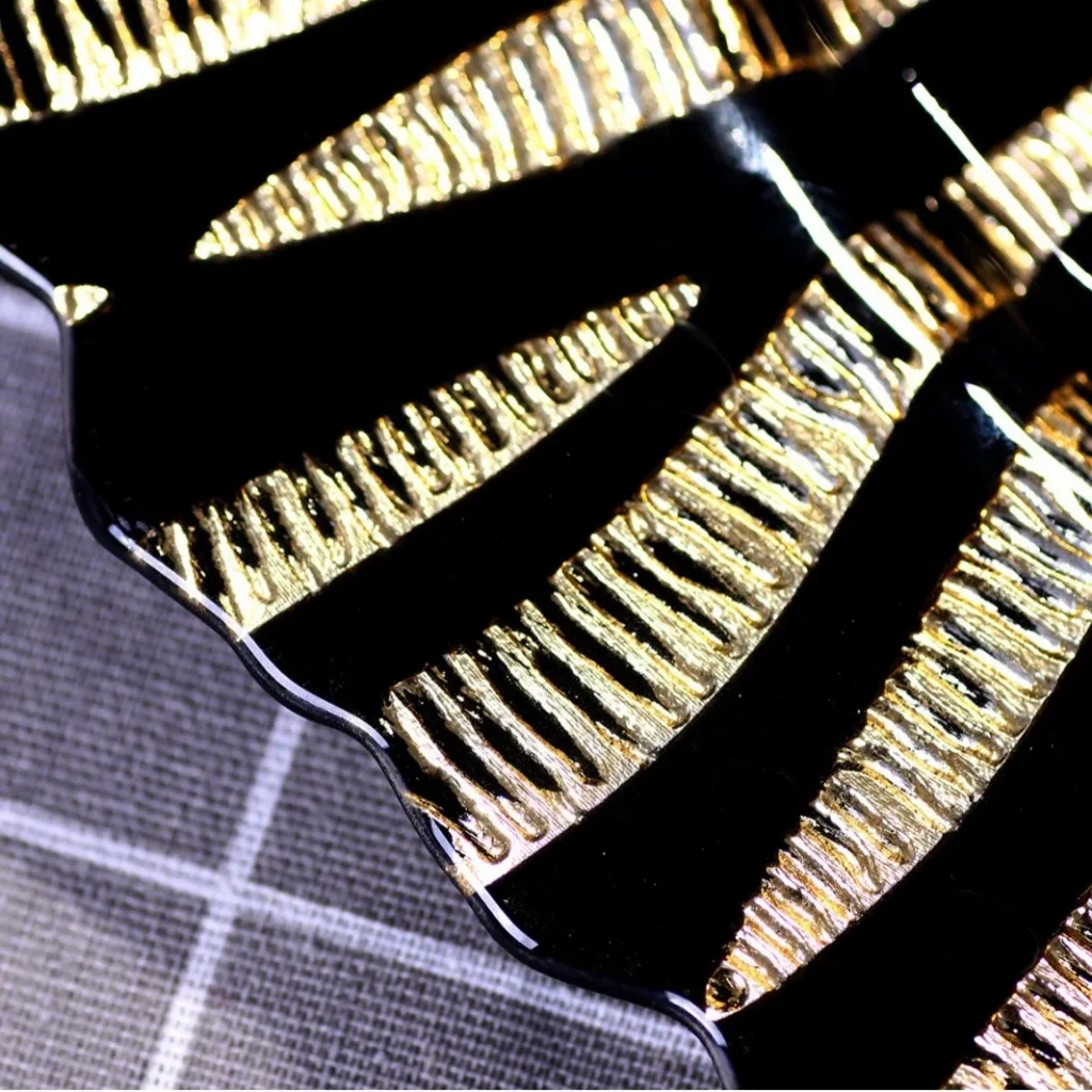 Изготовленные на заказ 12-дюймовые черные стеклянные зарядные пластины с роскошной посудой из сусального золота для свадеб